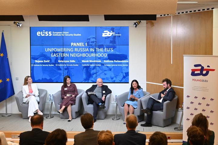 Speakers on stage © The Chancellery of the Prime Minister / PAP S.A.