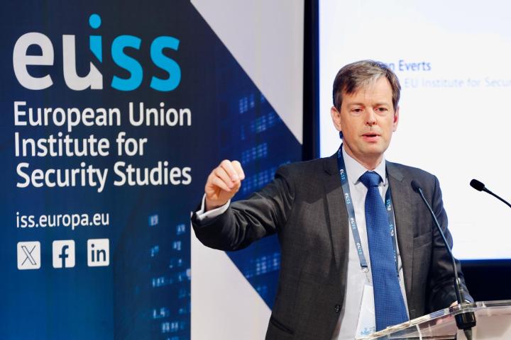 Steven Everts speaking on stage at EUISS annual conference. Credit photo: EUISS