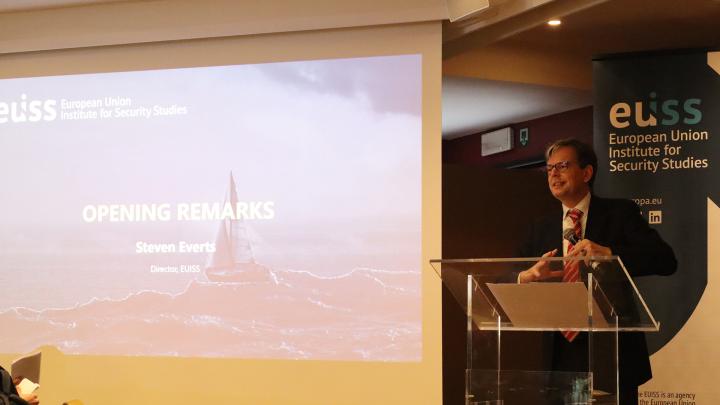 Steven Everts standing at lectern, speaking. Credit photo: EUISS