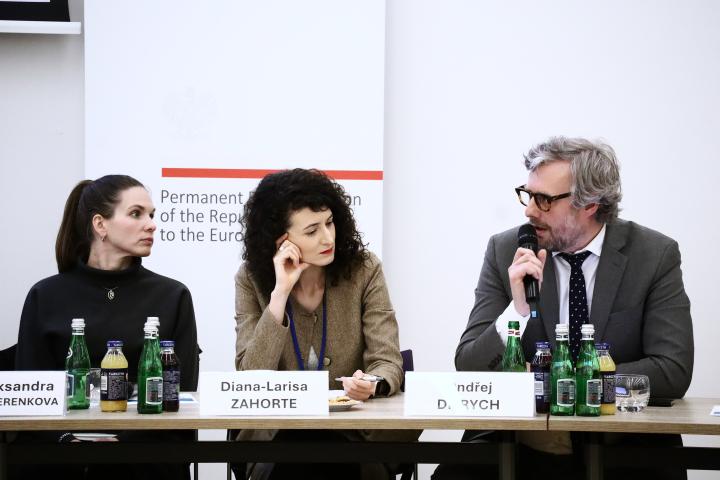 Picture of speakers at the panel discussion. Image credit to EUISS.